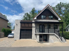 Impeccable, modern, river view, renovated cottage